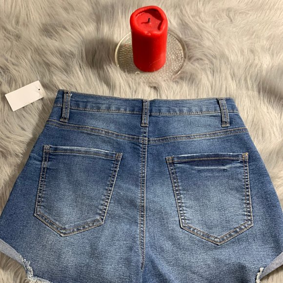 jean short with frayed bottom - Picture 3 of 5